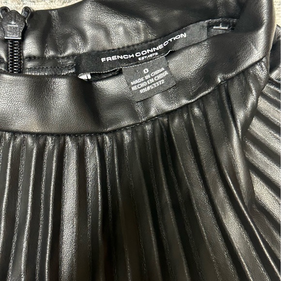 🆕French Connection Pleated Faux Leather Miniskirt Size 0 - Picture 4 of 6